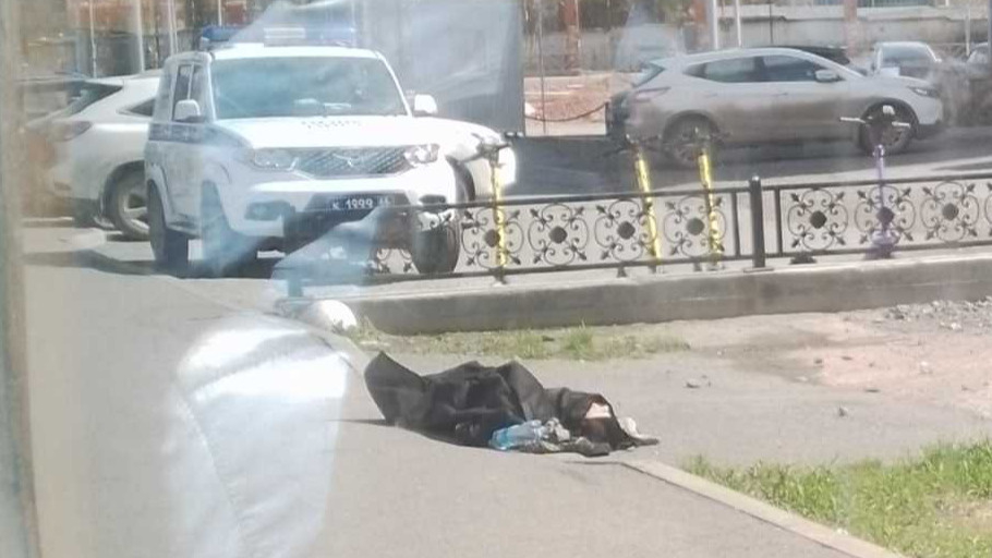 «Никто его не увозит»: в Екатеринбурге на остановке нашли труп. Тело мужчины лежит три часа
