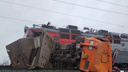 Остался только металлолом: в Новосибирской области КАМАЗ бросился наперерез поезду — фото и видео с места