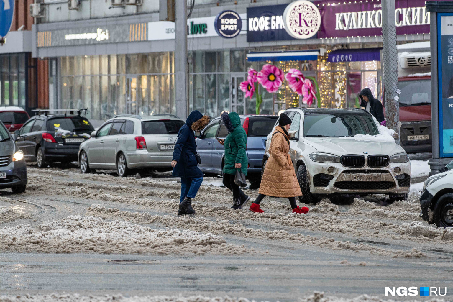 Сегодня сложно перейти дорогу, не замочив ноги Сегодня сложно перейти дорогу, не замочив ноги