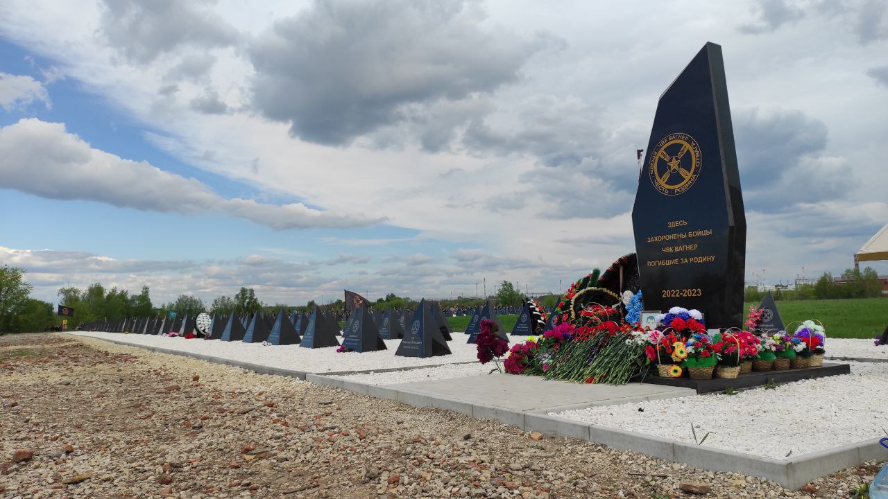 Как выглядит кладбище ЧВК «Вагнер» под Самарой спустя восемь месяцев после гибели Пригожина: фото