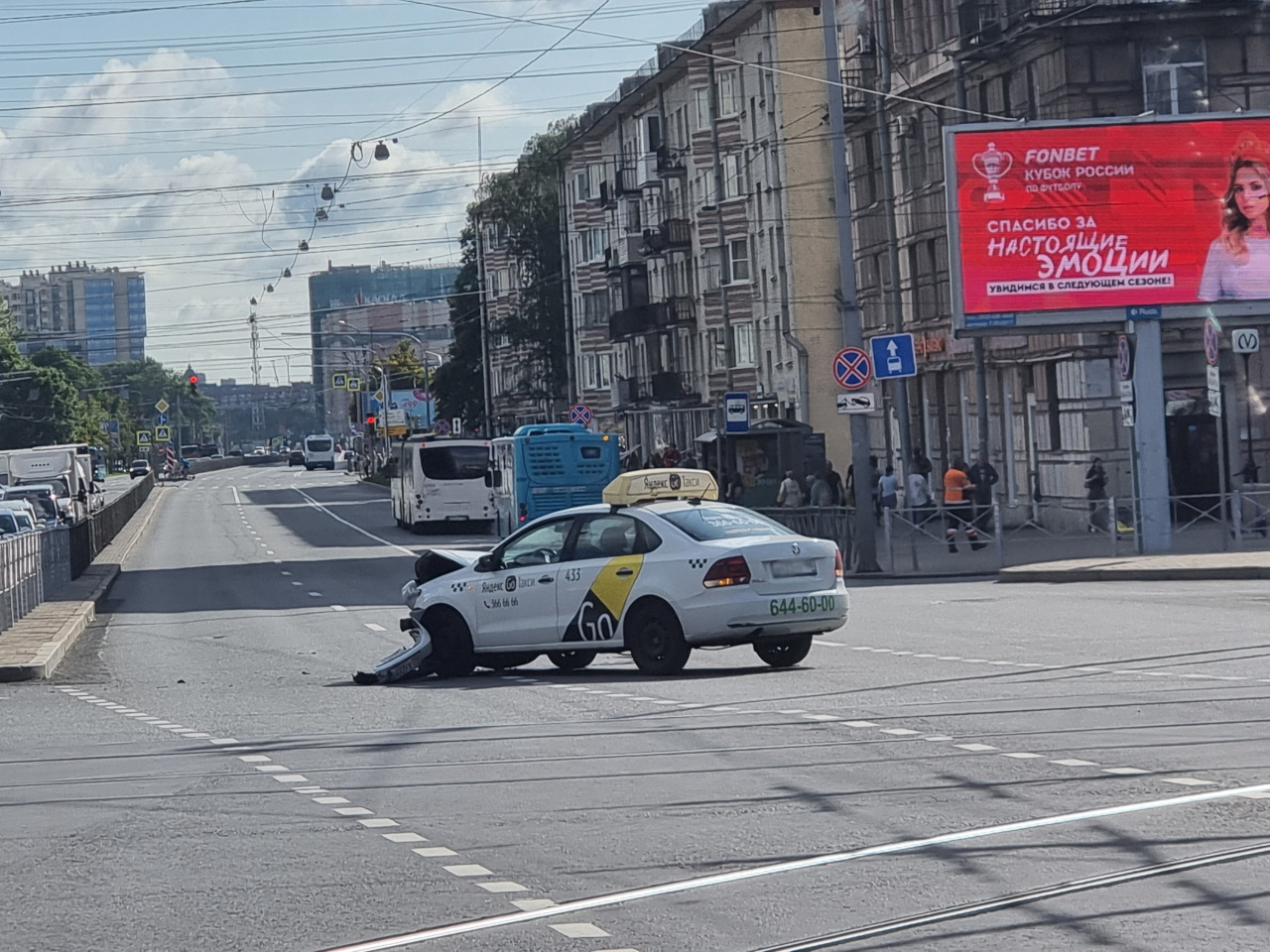 Таксист «поприветствовал» коллегу на Заневской площади так, что оба были не рады