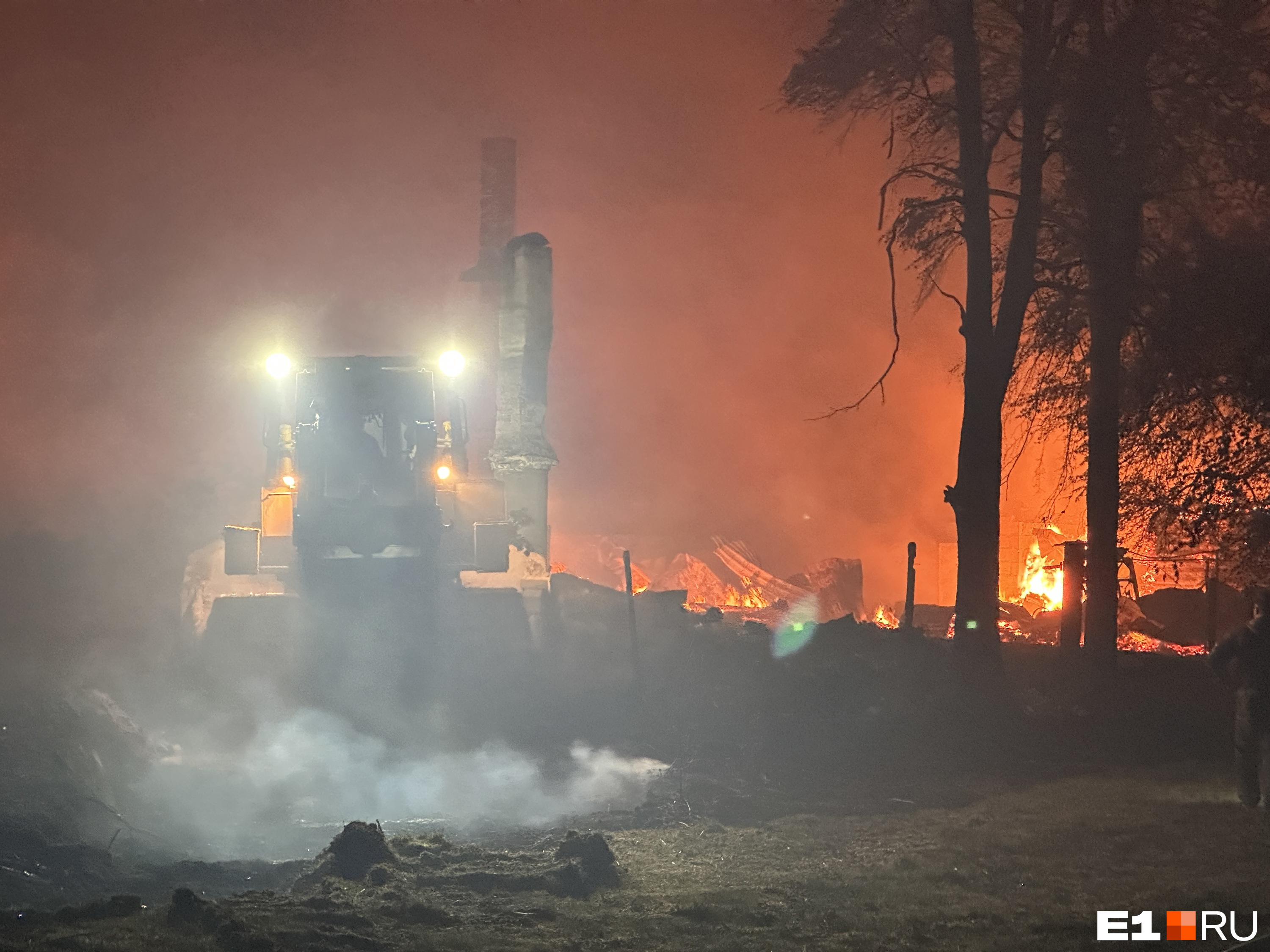 Огонь подступал с двух сторон. Репортаж из села неподалеку от Екатеринбурга, которое на глазах уничтожал страшный пожар