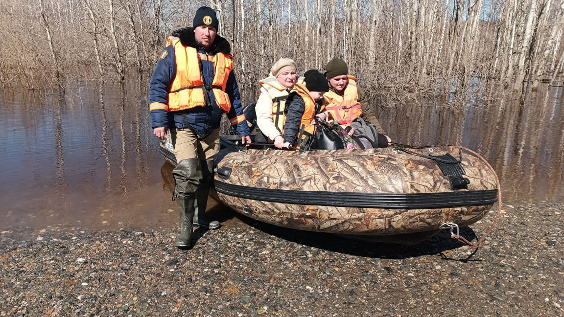 Возят людей на лодках: жители новосибирской деревни оказались отрезанными от мира из-за паводка