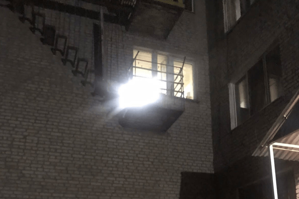 Ребенок упал с этого балкона Ребенок упал с этого балкона