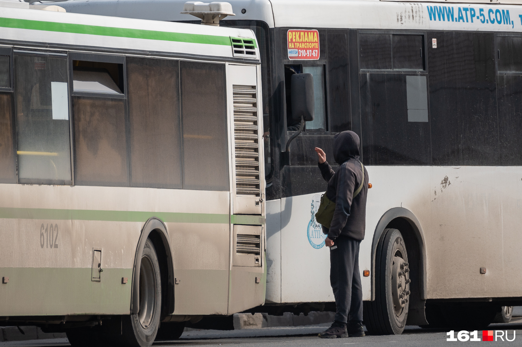 Почему автобусы стоят на остановках