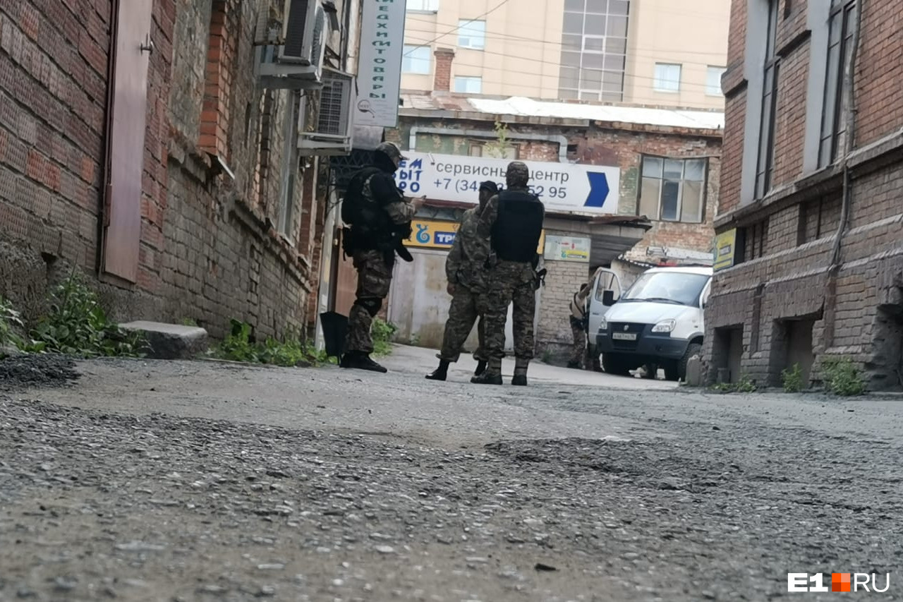 Центр ЧВК «Вагнер» в Екатеринбурге окружили вооруженные люди. Дежурит полиция