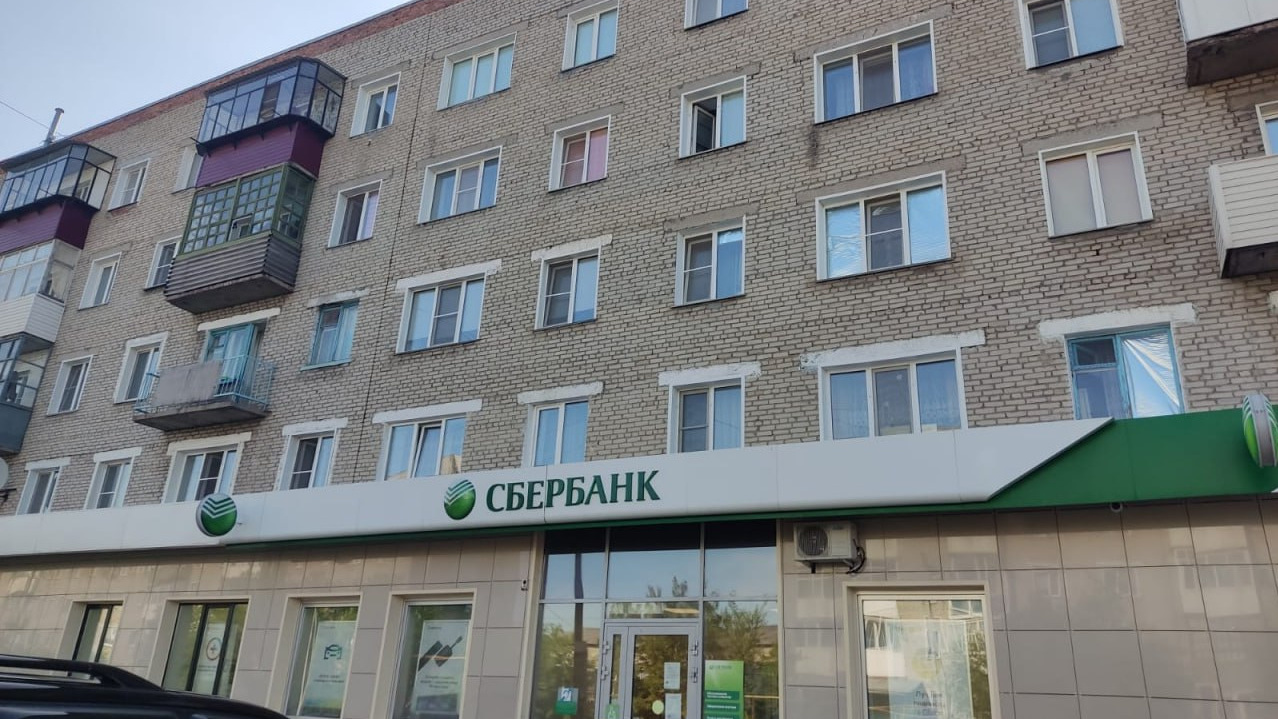 Пятилетний мальчик выпал из окна в Татарске — его семью проверят следователи