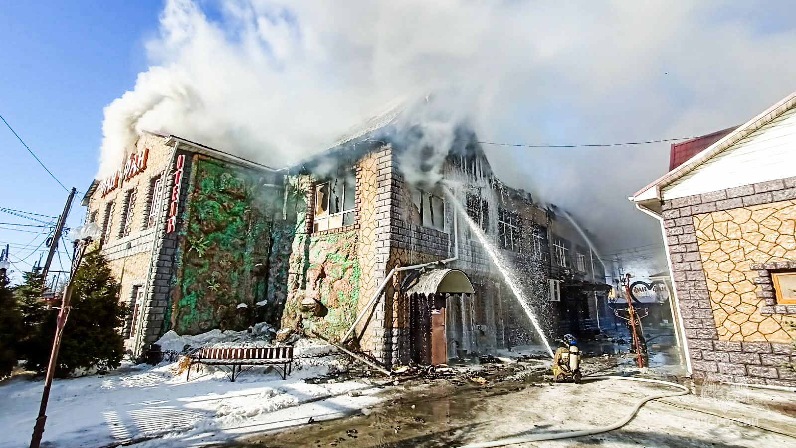 В Старом Кировске горит двухэтажный ресторан «Фан-Фан»