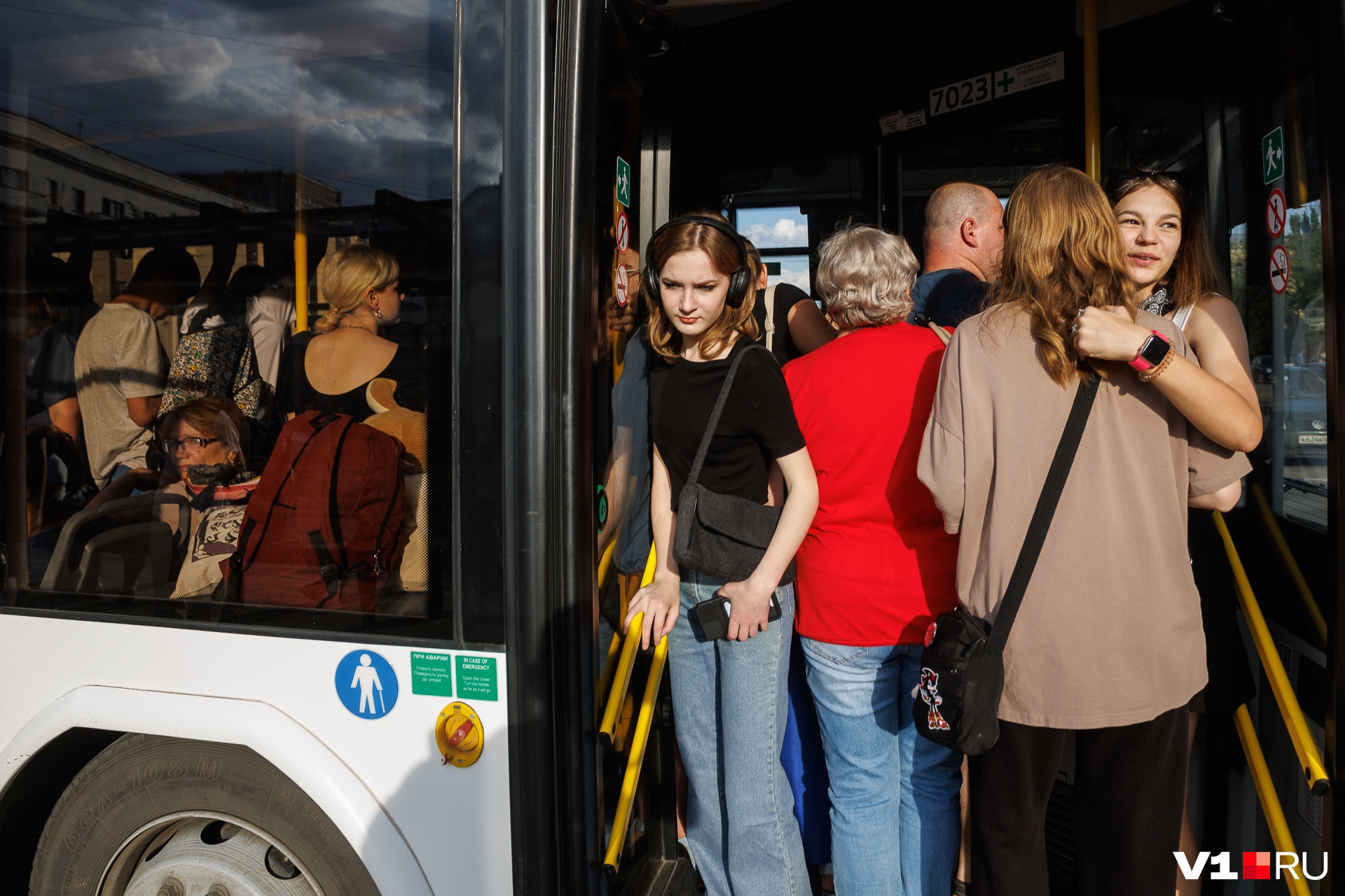 Агрессия, духота и обмороки: волгоградцы штурмуют переполненные троллейбусы в попытке уехать домой