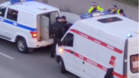 «Куча полиции с мигалками, скорые»: в центре Челябинска повязали голого мужчину