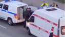 «Куча полиции с мигалками, скорые»: в центре Челябинска повязали голого мужчину
