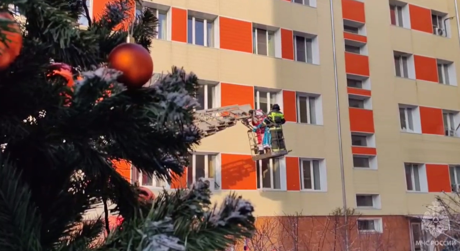 Дед Мороз и Снегурочка поздравили детей в онкодиспансере Забайкалья с Новым годом