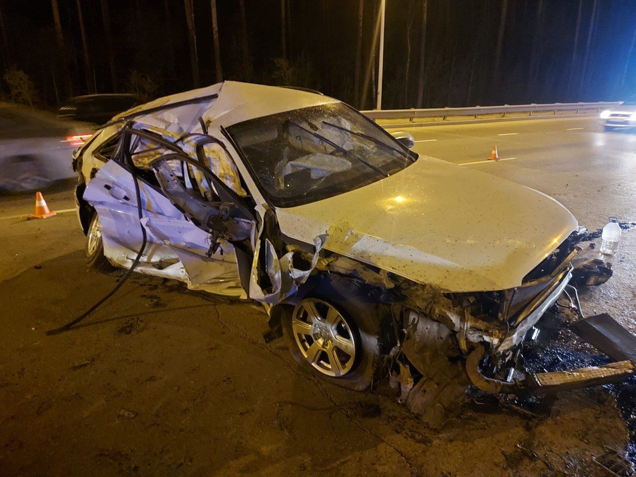 Перелетел через ограждения: в Екатеринбурге водитель иномарки устроил жесткое ДТП