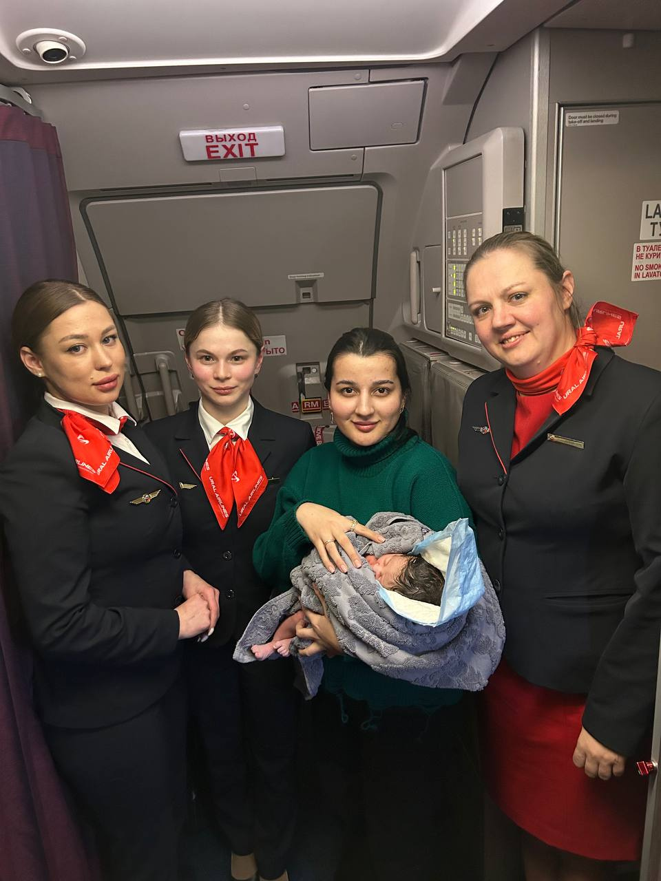 На борту самолета, летевшего из РФ в Таджикистан, родилась девочка. Пассажиры скинулись