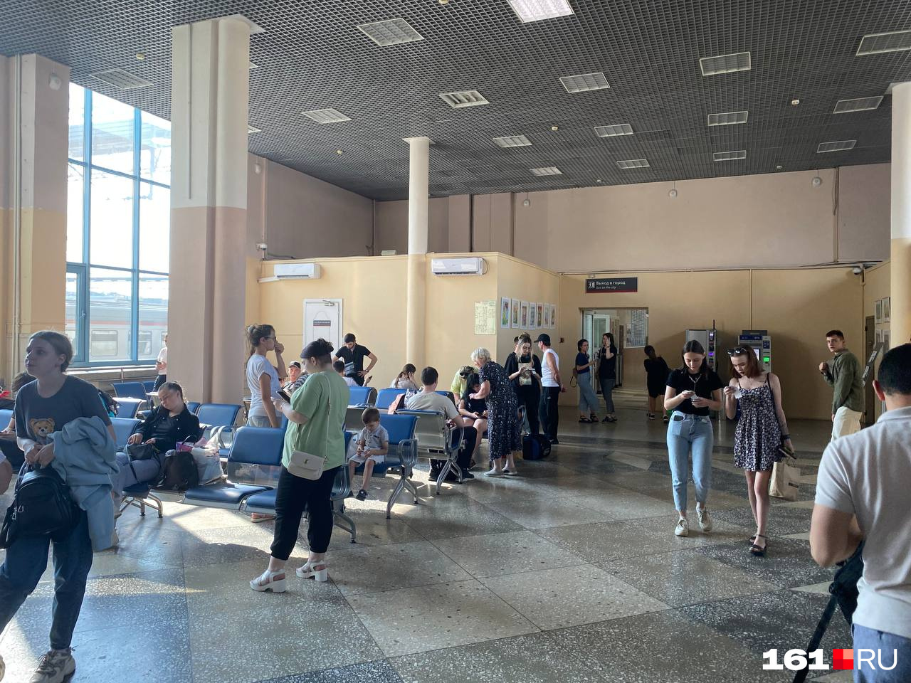 Люди спокойно ждут рейсы Люди спокойно ждут рейсы