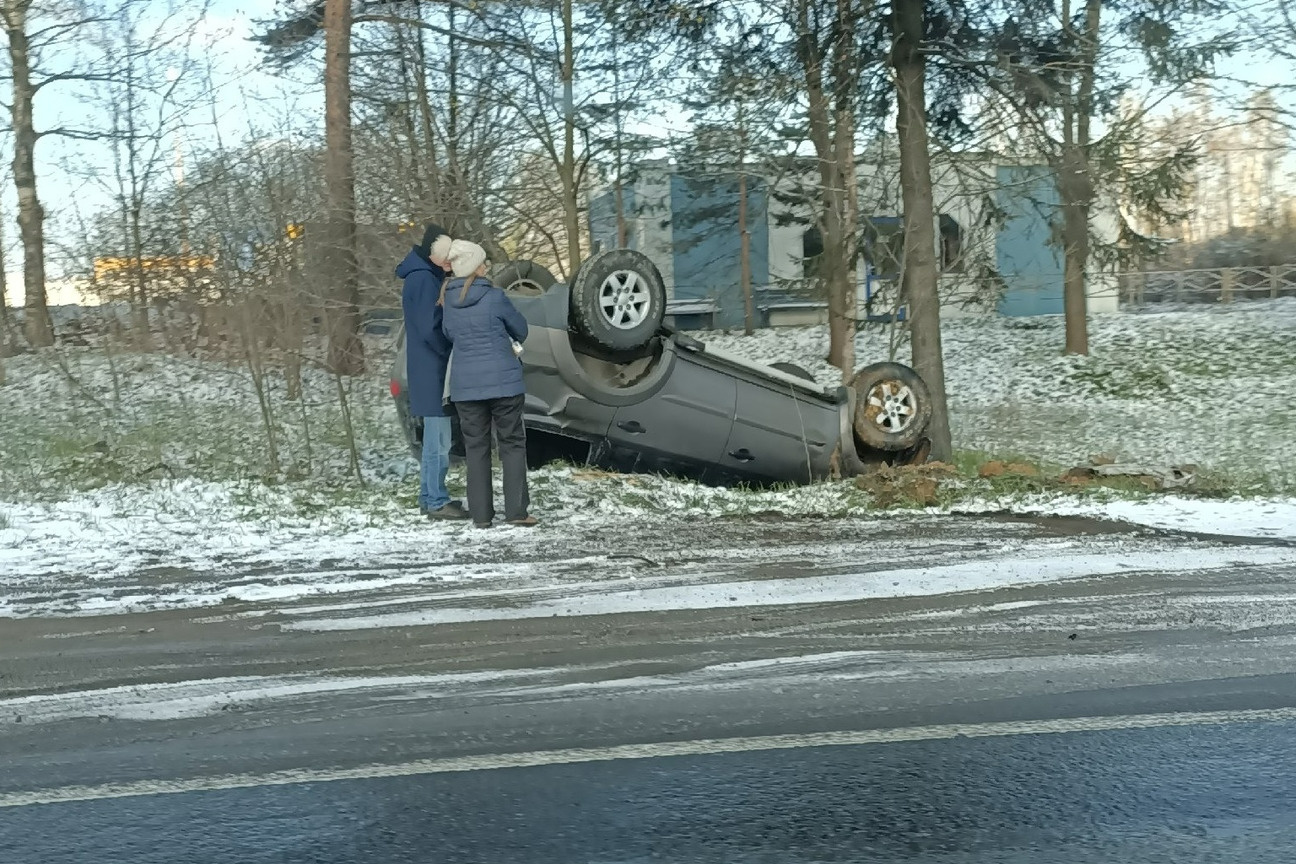 Утренние ДТП в Петербурге, каршеринг отлетел к школе на Маяковского, на  Выборгском шоссе перевёртыш - 8 мая 2024 - ФОНТАНКА.ру