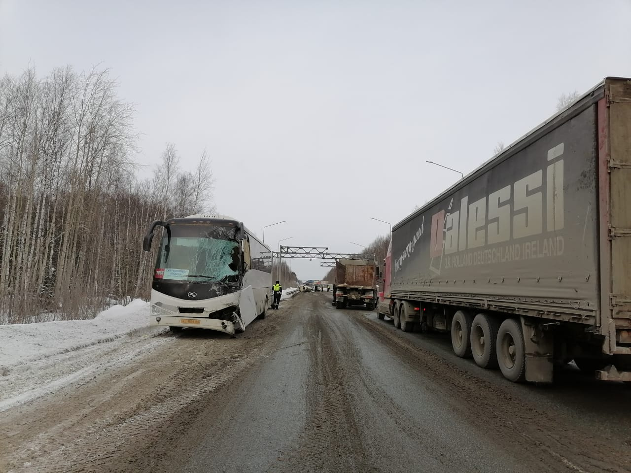 На Серовском тракте рейсовый автобус влетел в «Газель» на встречной полосе