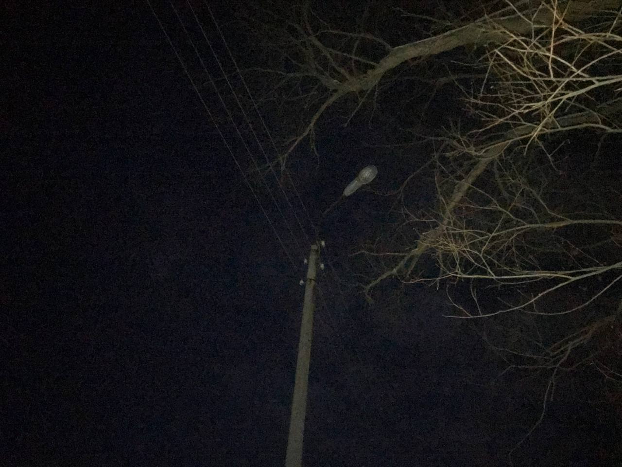 Два уличных фонаря, стоящие в 3–4 метрах друг от друга, сломаны, поэтому на всём темном участке есть большой кусок, который не освещается абсолютно