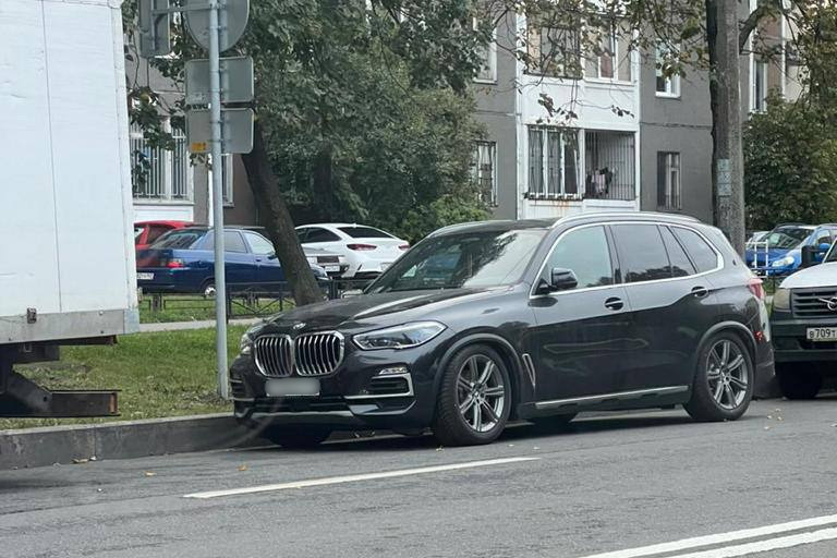 Невероятные приключения черного «бумера» в Петербурге. BMW перерегистрировали без ведома владельца