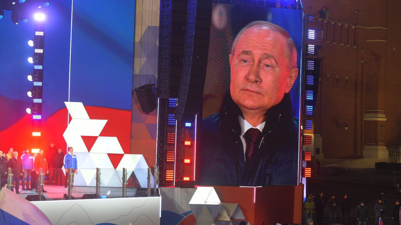 «Мы сделали это»: Путин вышел на сцену на Красной площади с кандидатами в президенты