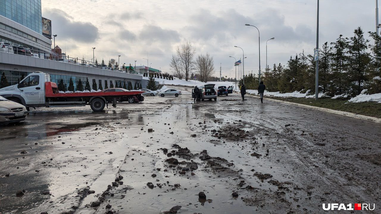 Ещё недавно вся стоянка была залита водой