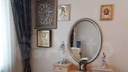 Позолоченные иконы, вазы и сервис: в Кемерове продают квартиру с царским ремонтом за 40 млн рублей — смотрим фото