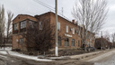 «Слава богу, что не на голову»: в Волгограде рабочие разрушили потолок в доме-памятнике