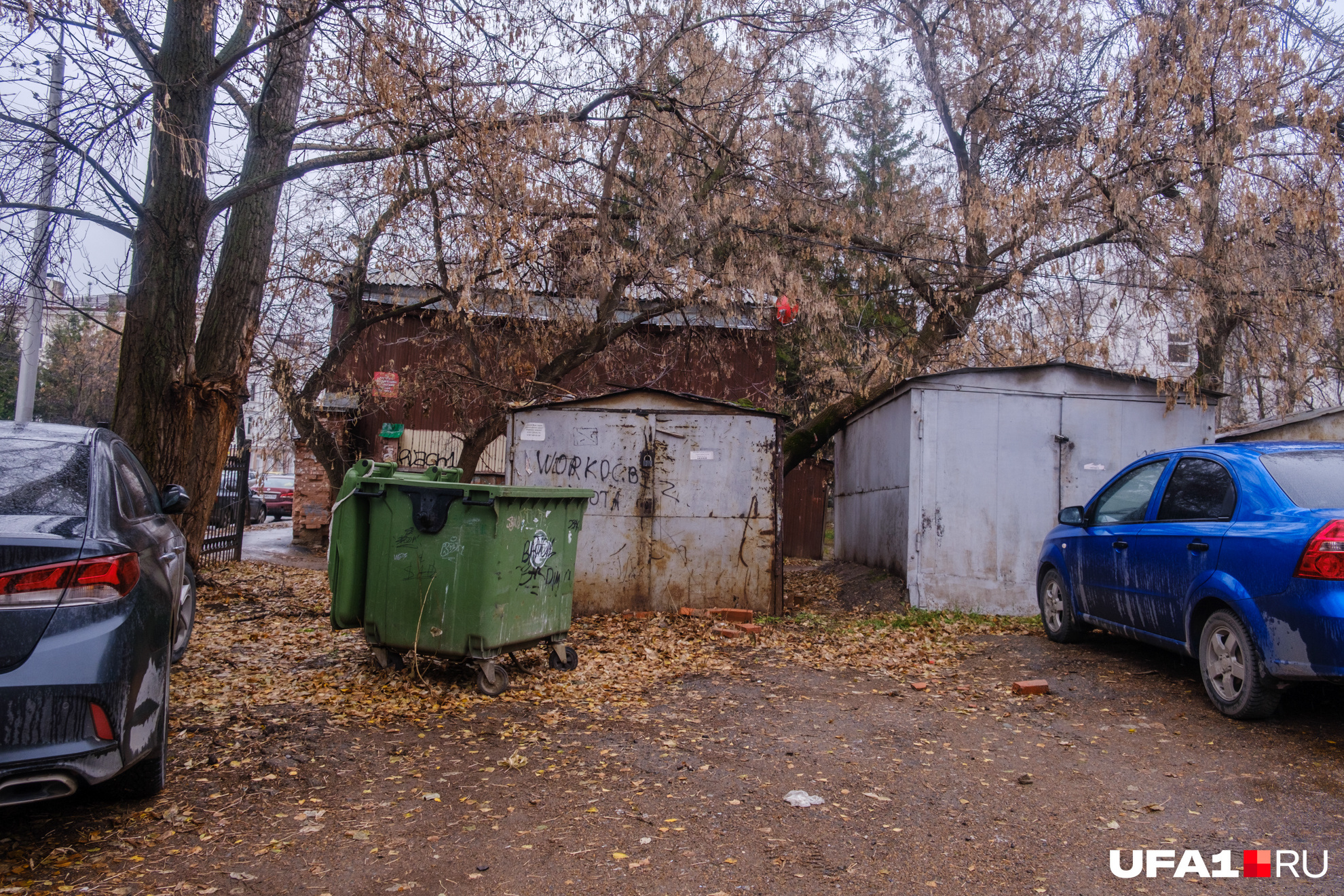 Сам двор с гаражами