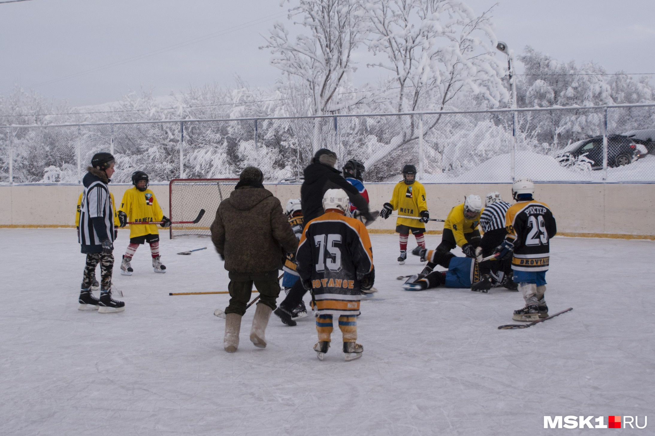 Хоккейный матч на открытой коробке в поселке Дровяное