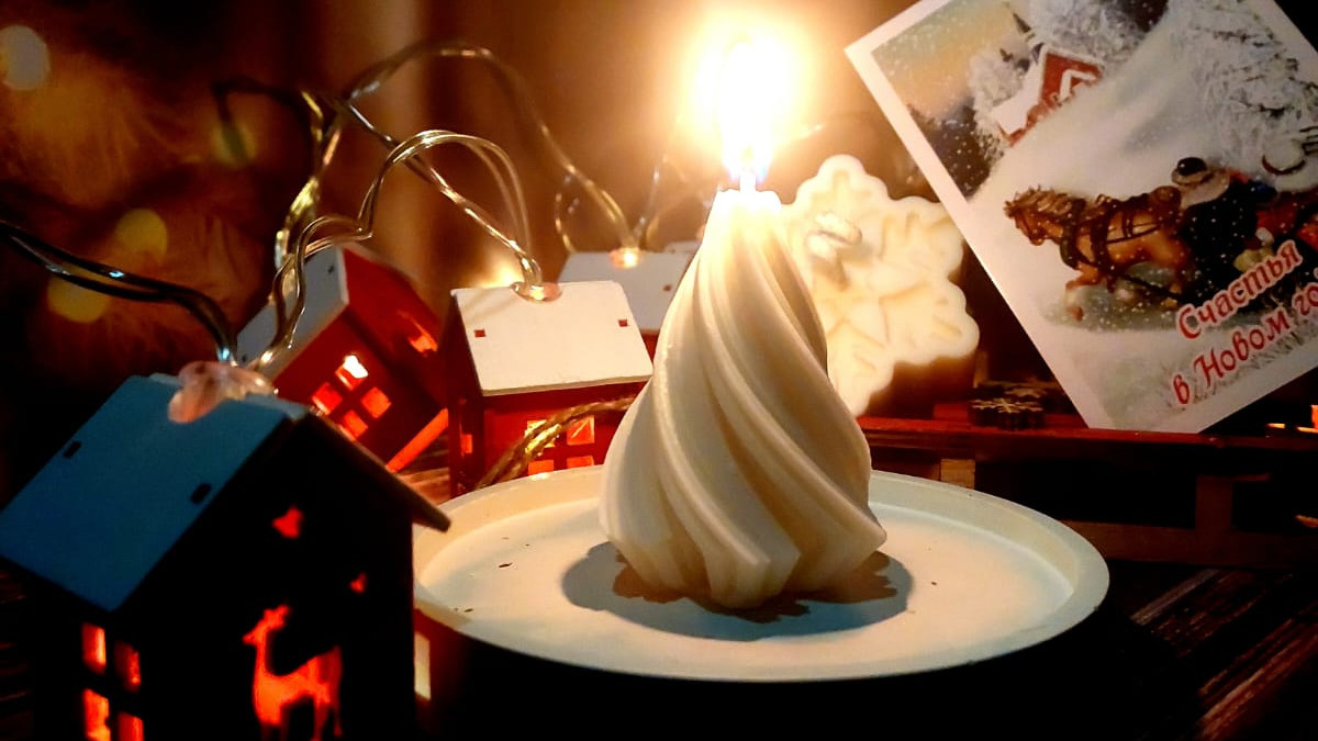 Жена священника из Югры создает свечи, которые хочется съесть, — такие в России делают единицы