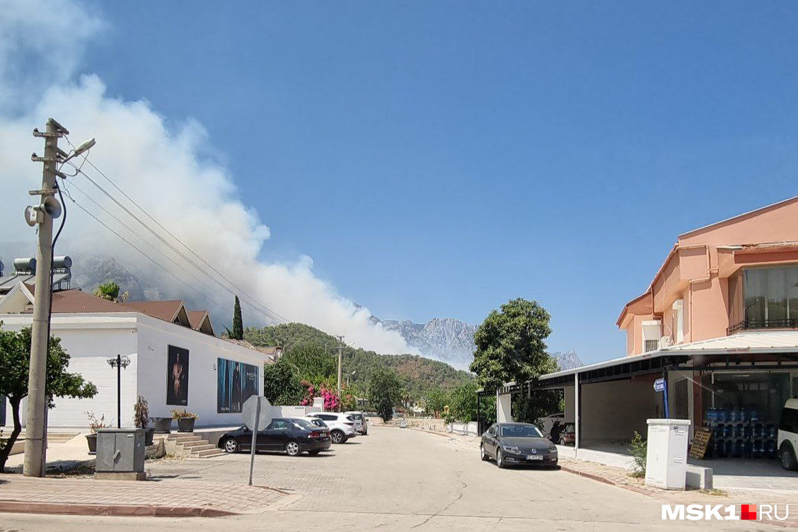 Пожары подбираются к жилым домам и отелям