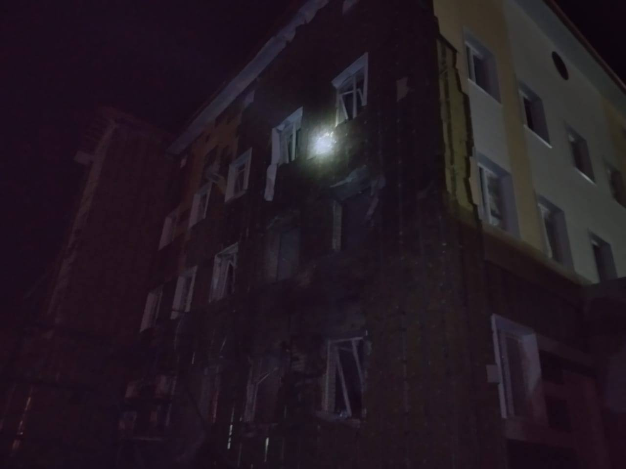 БПЛА упал на строящийся больничный корпус в Липецке, начался пожар. На фото — изуродованный фасад
