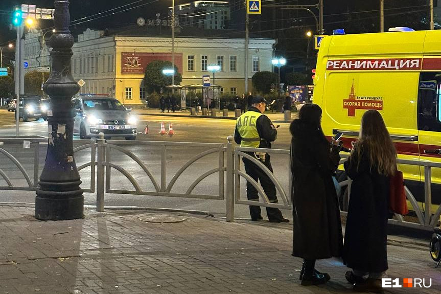 «Он в тяжелом состоянии»: на перекрестке в центре Екатеринбурга иномарка сбила пешехода