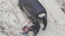 Вскрыли салон, растащили посылки: в Новосибирске заявили о краже из машины Ozon — видео с подозреваемыми