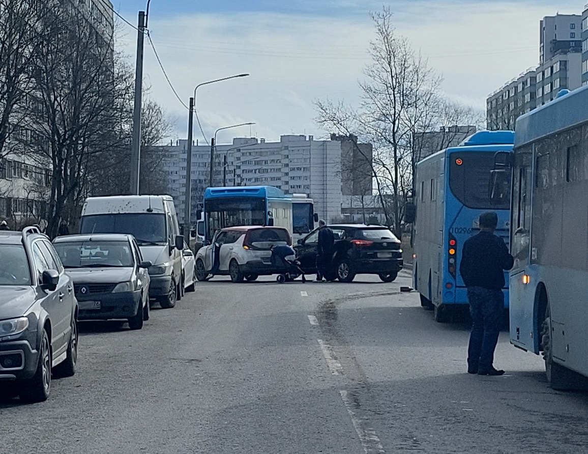 Две легковые поймали в ловушку автобусы на Тамбасова. Движение встало на 40 минут