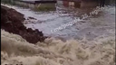 Недостроенную дамбу прорвало в городе Приморья — вода хлынула в микрорайон