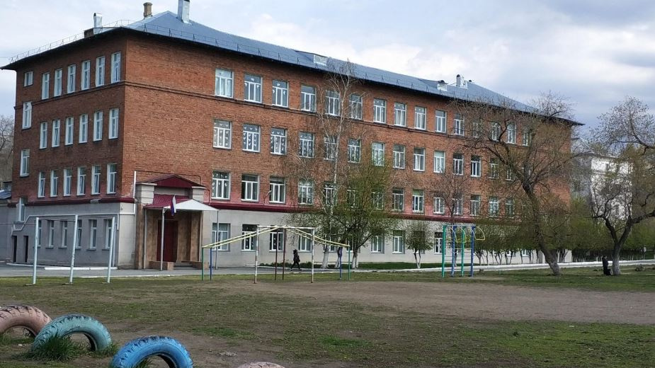 «Обвалился потолок на уроке»: на видео сняли последствия ЧП в новосибирской школе