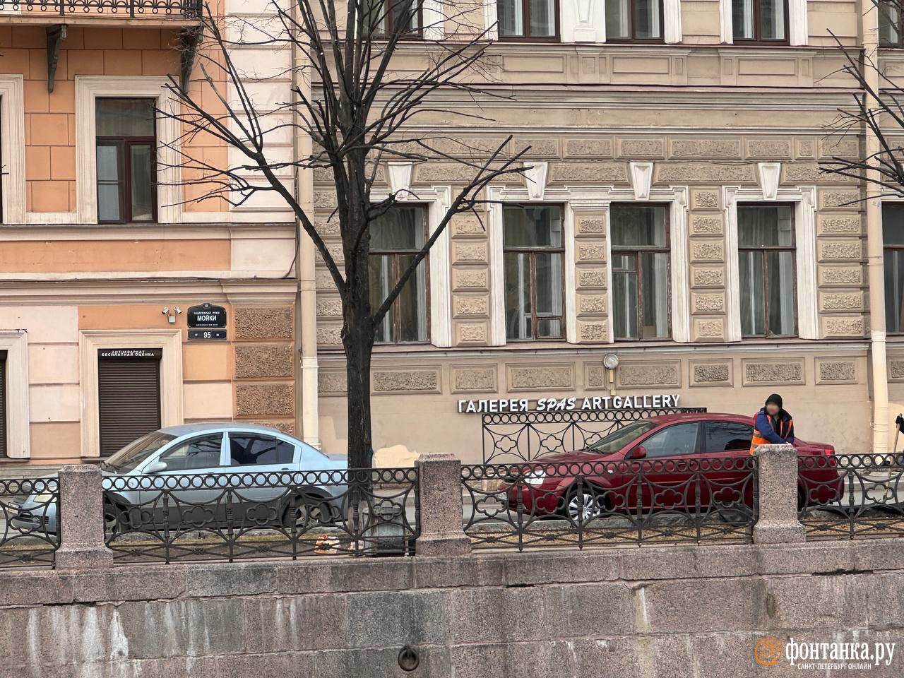 Видео: Коммунальщики моют машины вместе с улицами на набережной Мойки в  Петербурге - 25 марта 2024 - ФОНТАНКА.ру