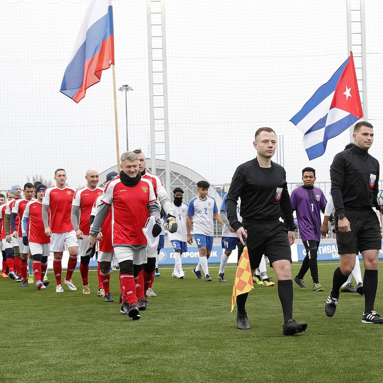 Сегодня днем на стадионе состоялся матч болельщиков России и Кубы