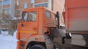 «Водитель чудом не пострадал»: под Новосибирском заявили о стрельбе по мусоровозу