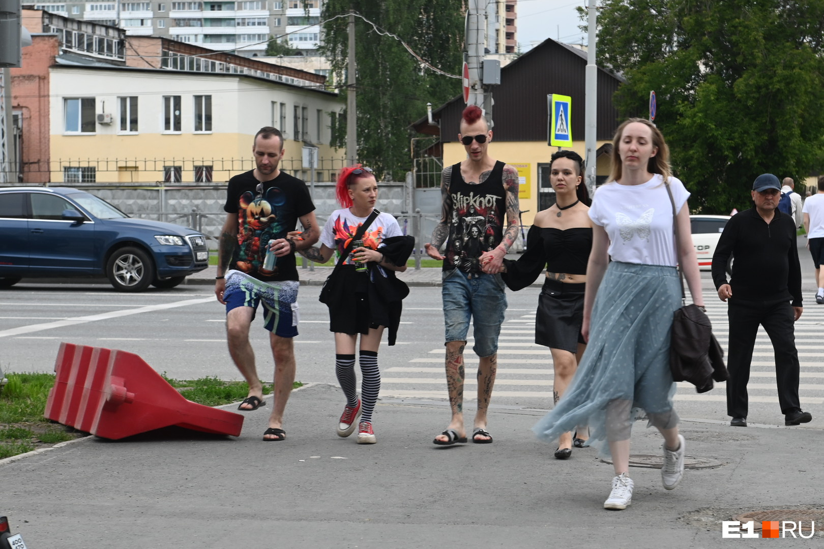 Панки вернулись на улицы, а дети — в фонтаны. Как Екатеринбург встретил жару: 20 очень летних фото