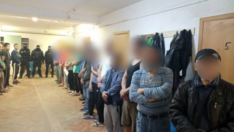 Во время рейда на мебельной фабрике в Челябинске силовики проверили 40 мигрантов