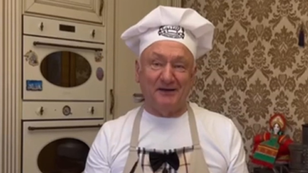 Югорский мэр, он же шеф Петрович продолжает шокировать на кухне: на этот раз он делает блины из кабачка