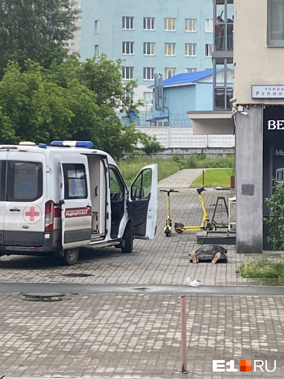 «Он его палкой большой забил!» В Екатеринбурге на улице убили мужчину