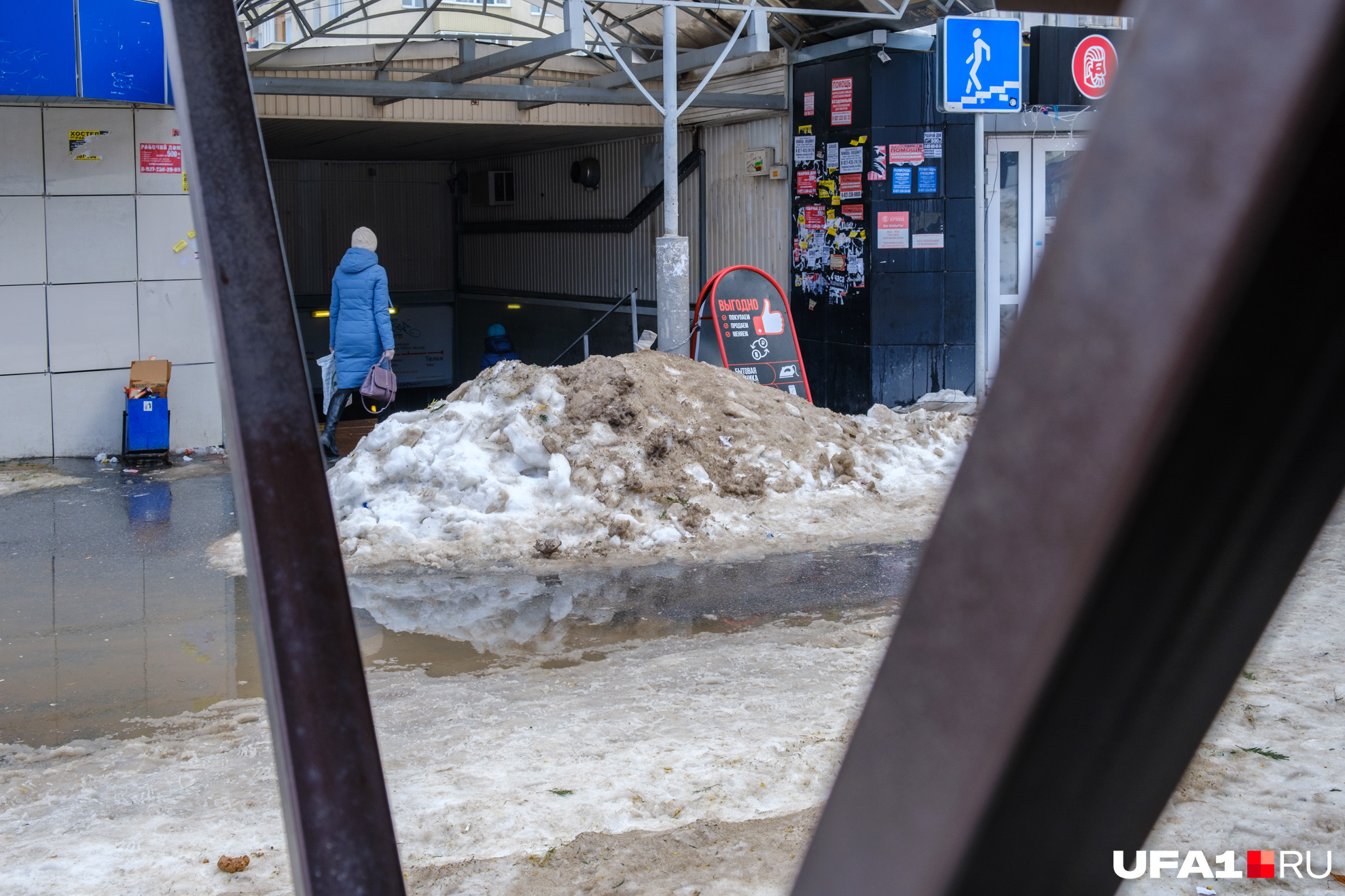 Куча снега перед подземным переходом на перекрестке Революционной и Цурюпа
