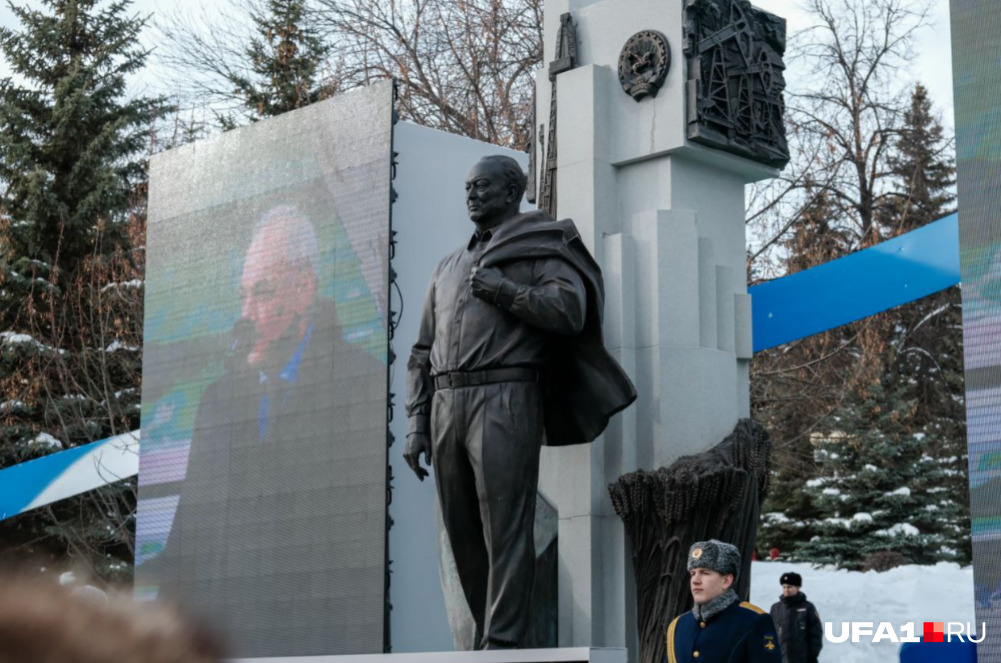 Установлен памятник в парке возле Курултая