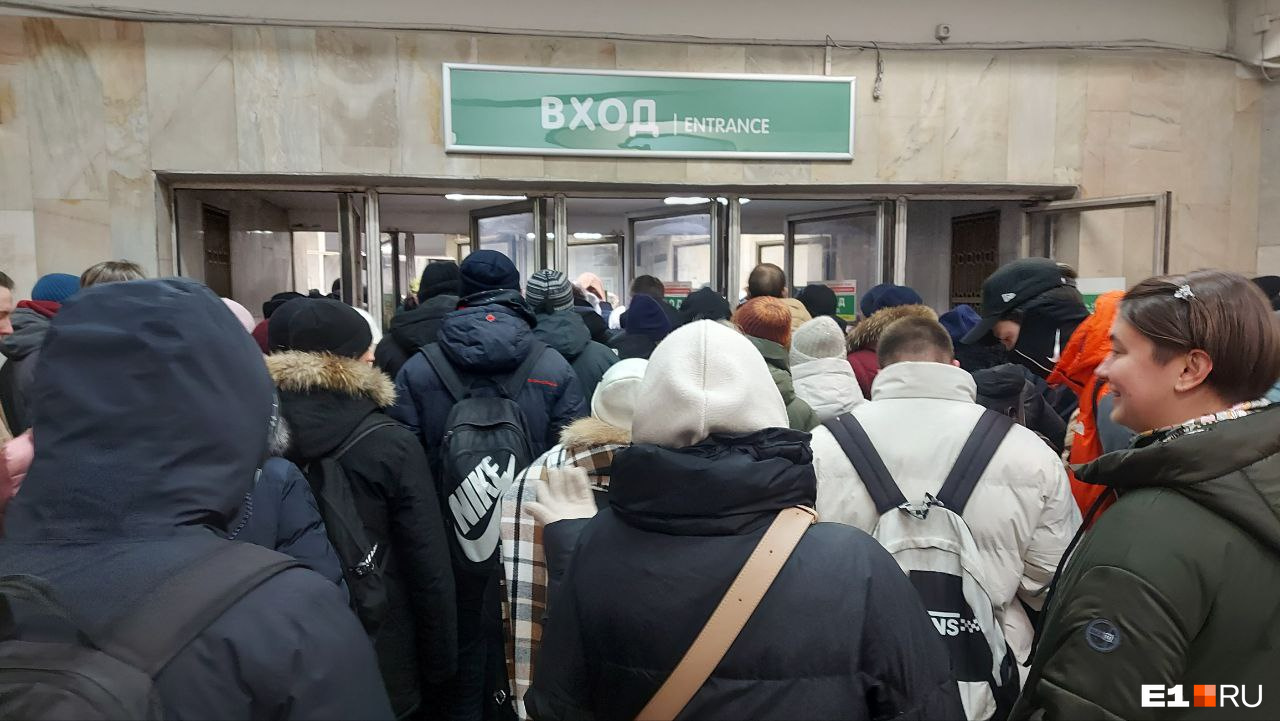 В метро Екатеринбурга гигантские очереди: видео
