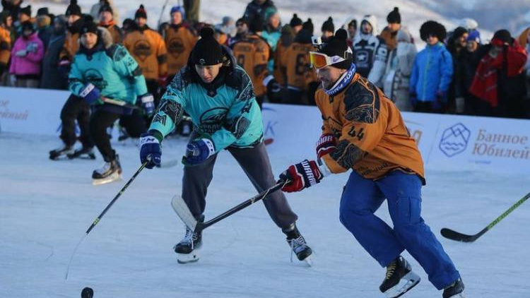 Вписались даже ведьмы: зачем звёзды съезжаются сыграть в хоккей на льду озера у границы Башкирии