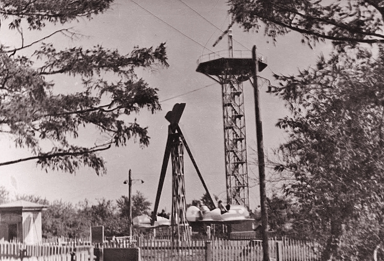 Парашютная вышка в ЦПКиО (сейчас мемориальный парк «Иерусалимская гора»), 1960 год