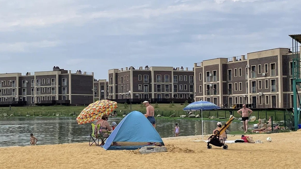 «Справляют нужду прямо в пруд»: непрошеные гости оккупировали пляж в закрытом ЖК под Челябинском